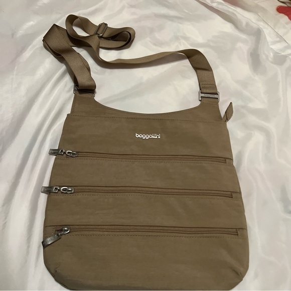Baggallini Tan Crossbody Bag,euc - Picture 2 of 8